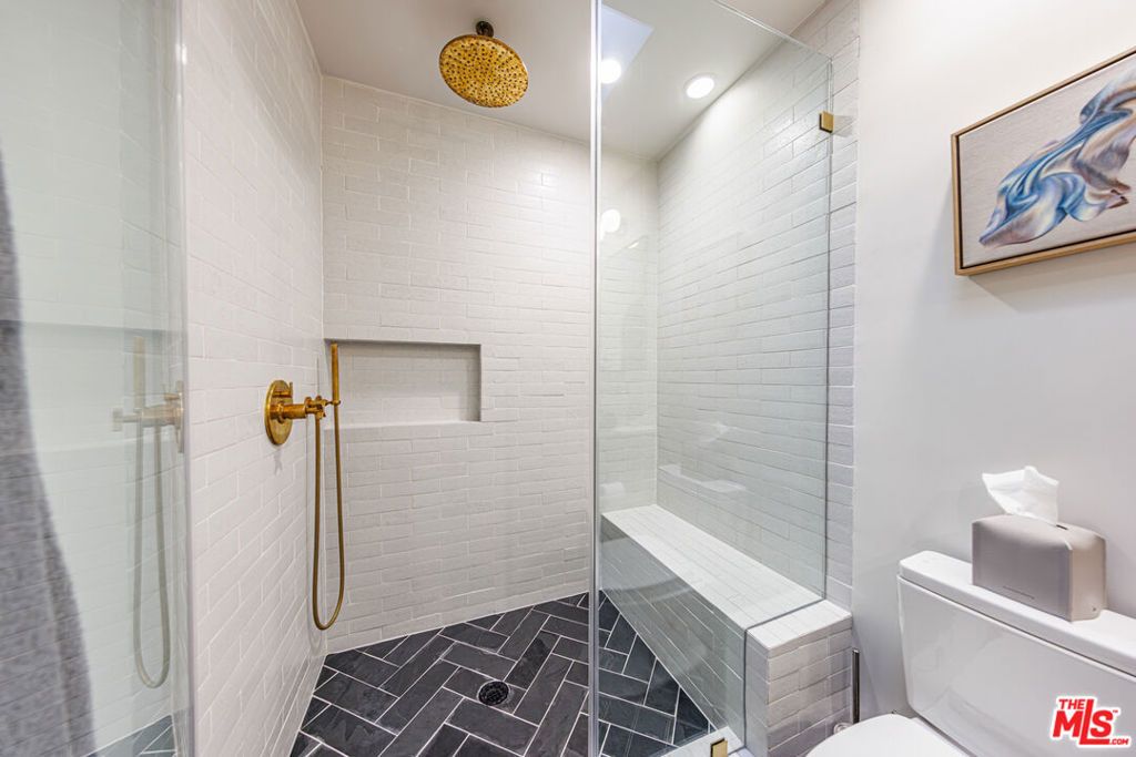 Image 28 of property listing at 18731 Hatteras Street 34, Tarzana, CA 91356