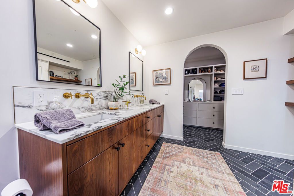 Image 29 of property listing at 18731 Hatteras Street 34, Tarzana, CA 91356