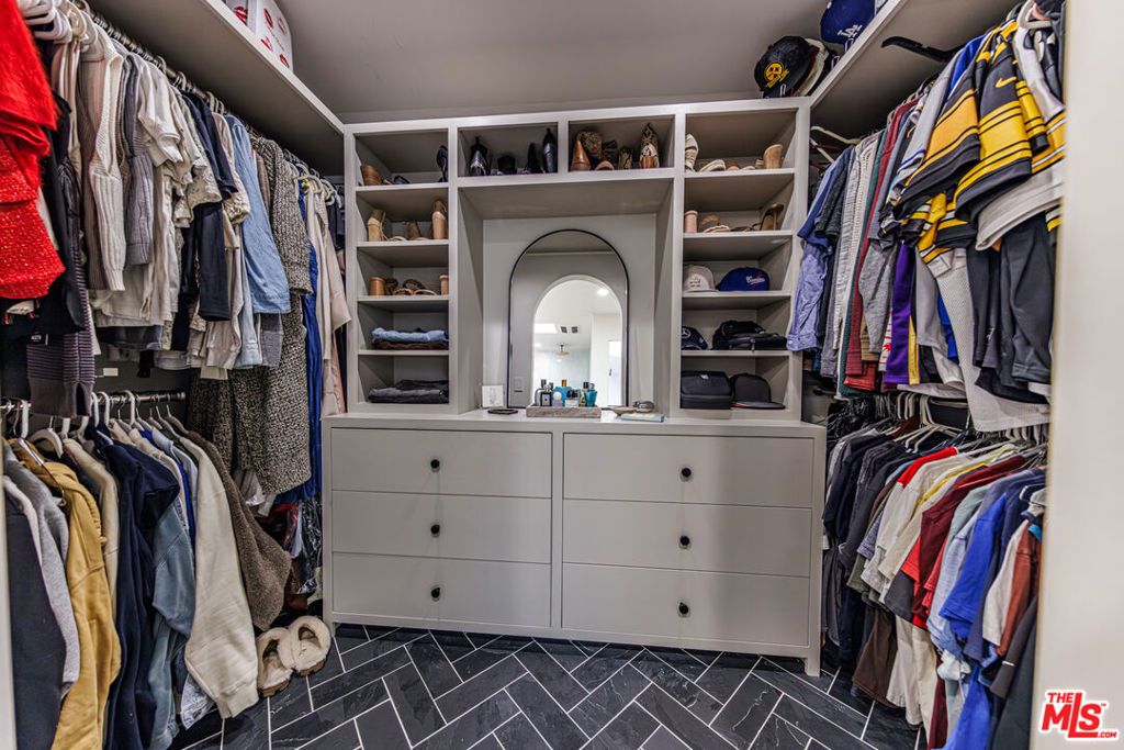 Image 31 of property listing at 18731 Hatteras Street 34, Tarzana, CA 91356