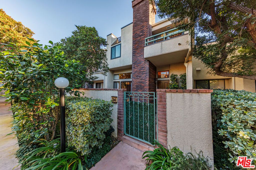 Image 33 of property listing at 18731 Hatteras Street 34, Tarzana, CA 91356