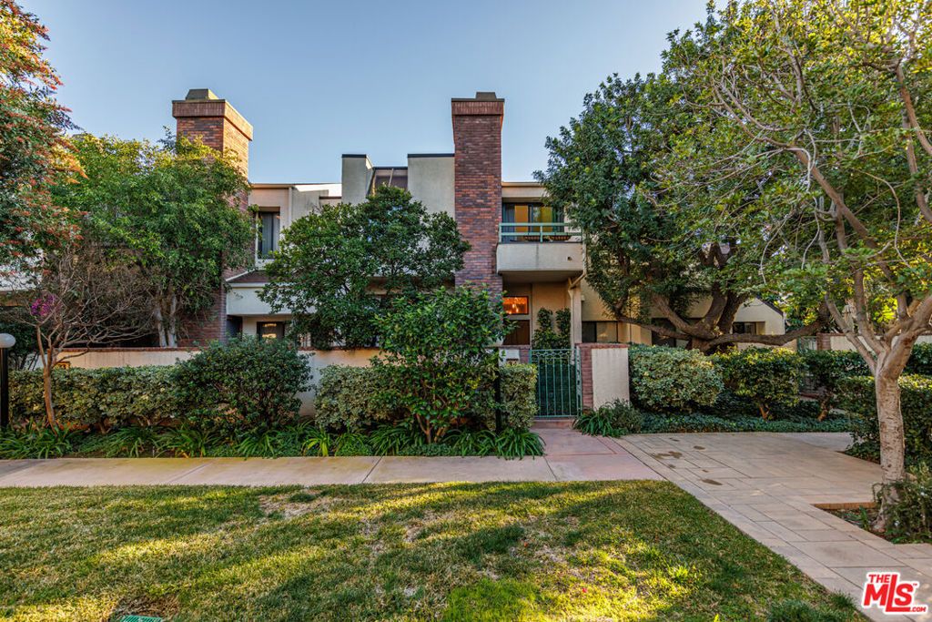 Image 34 of property listing at 18731 Hatteras Street 34, Tarzana, CA 91356