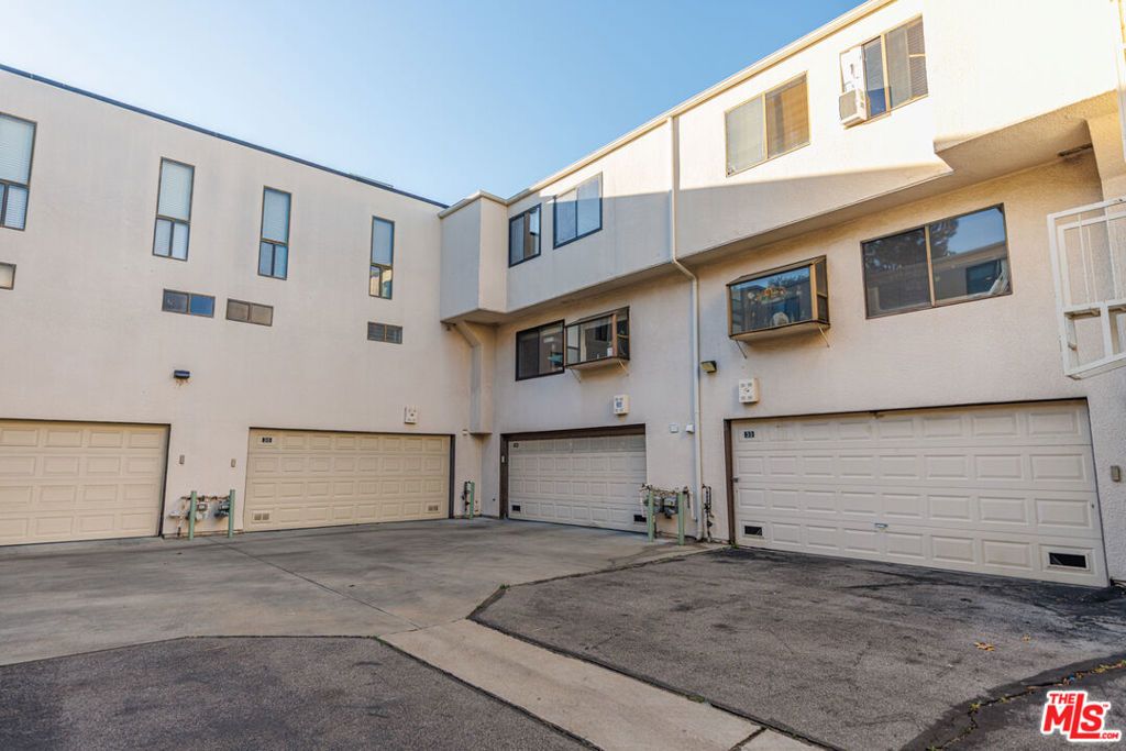 Image 35 of property listing at 18731 Hatteras Street 34, Tarzana, CA 91356