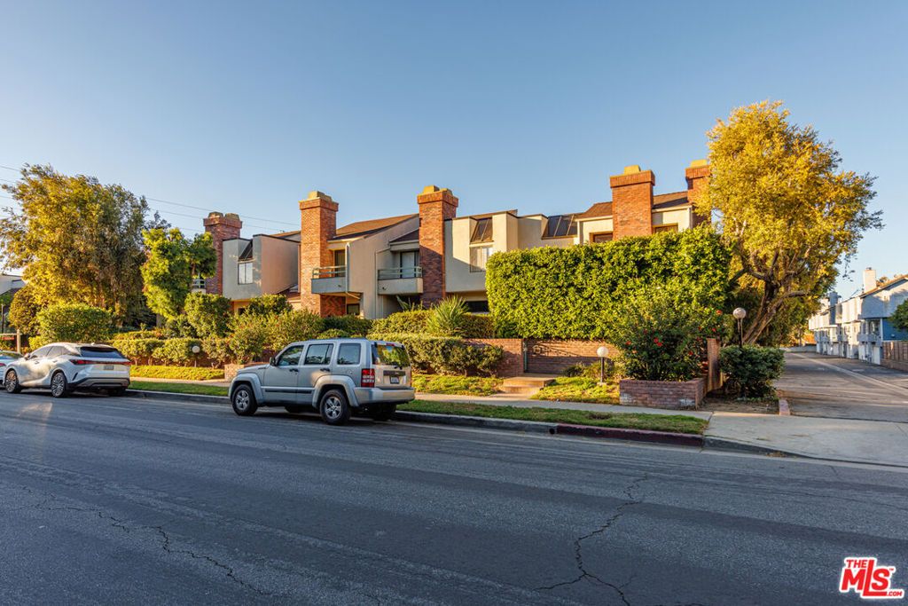 Image 36 of property listing at 18731 Hatteras Street 34, Tarzana, CA 91356