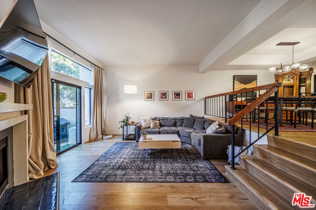 Image 4 of property listing at 18731 Hatteras Street 34, Tarzana, CA 91356