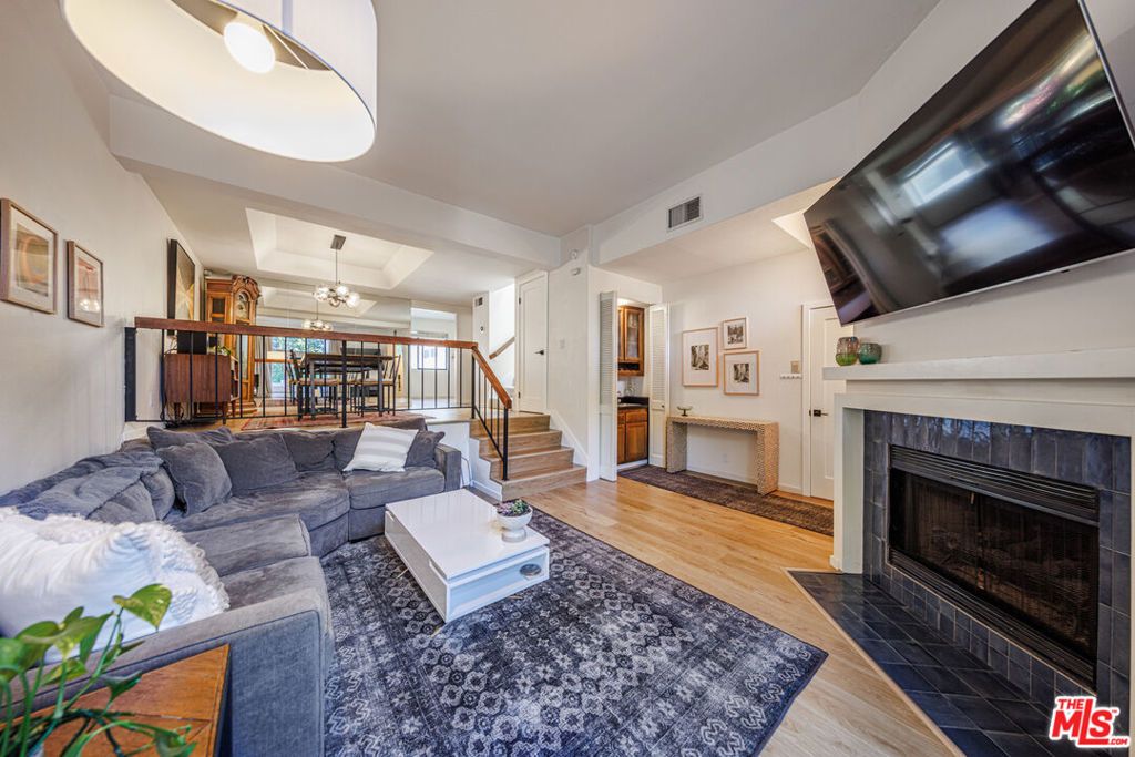 Image 5 of property listing at 18731 Hatteras Street 34, Tarzana, CA 91356