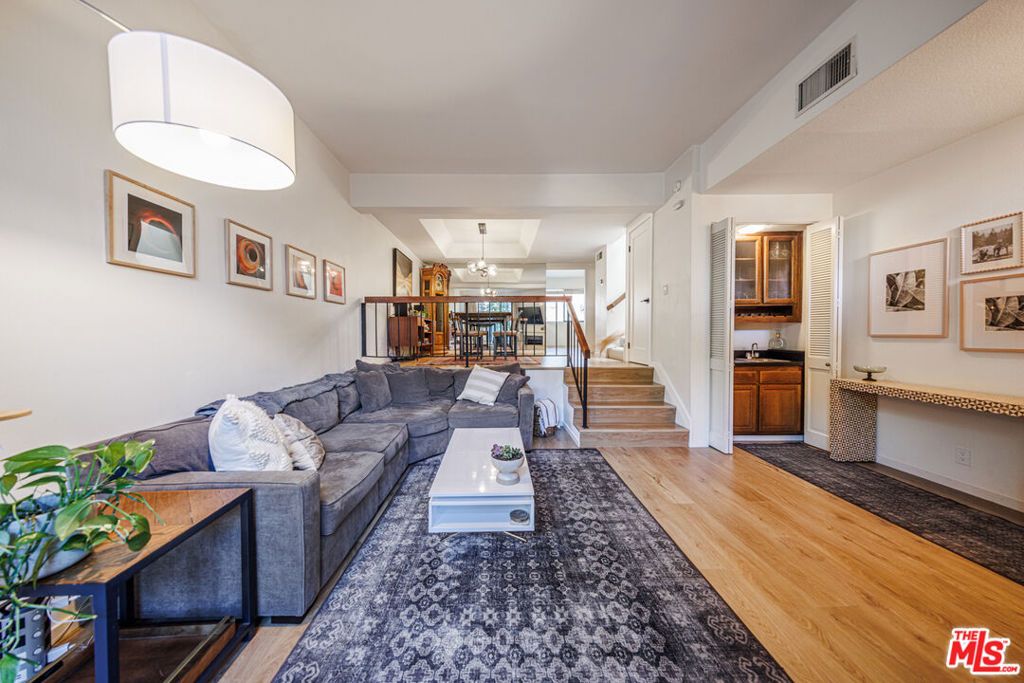 Image 6 of property listing at 18731 Hatteras Street 34, Tarzana, CA 91356