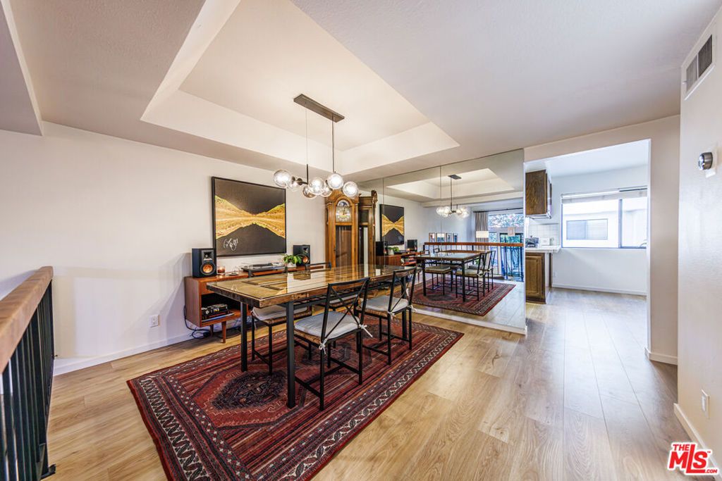 Image 7 of property listing at 18731 Hatteras Street 34, Tarzana, CA 91356