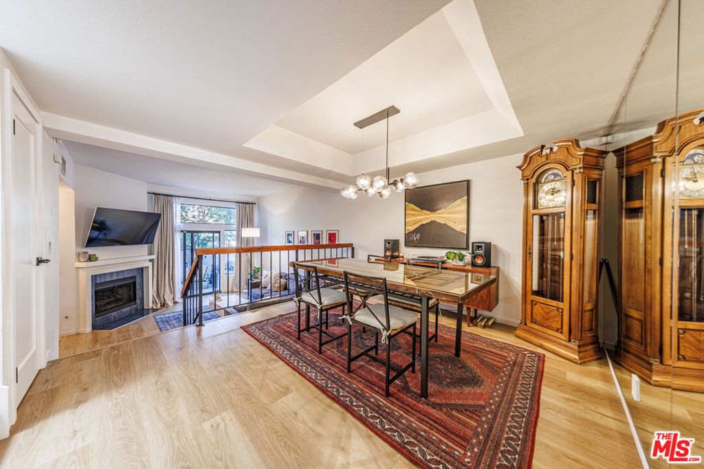 Image 8 of property listing at 18731 Hatteras Street 34, Tarzana, CA 91356