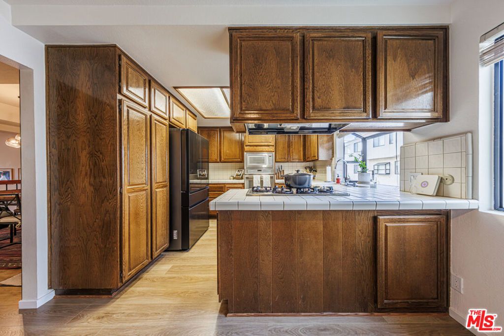 Image 9 of property listing at 18731 Hatteras Street 34, Tarzana, CA 91356