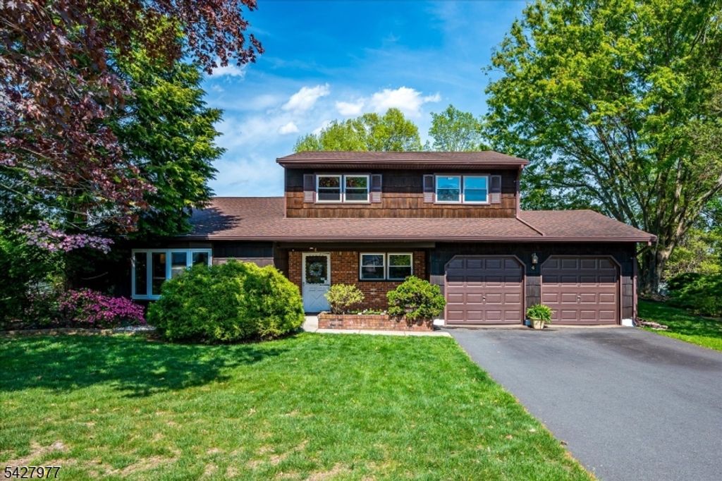 4 Caldwell Ct, East Brunswick Twp., NJ 08816