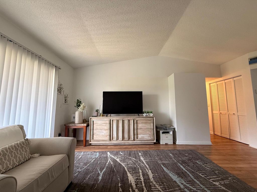 9923 Three Lakes Circle 13-h, Boca Raton, FL 33428