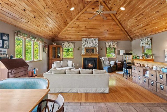 212 Grove St, Clinton, MA 01510
