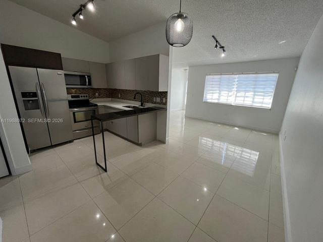 6701 NW 166th Ter 101, Miami Lakes, FL 33014
