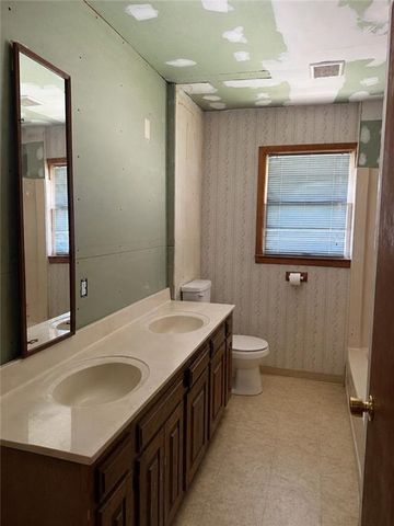 22211 E BLUE MILLS Road, Independence, MO 64058