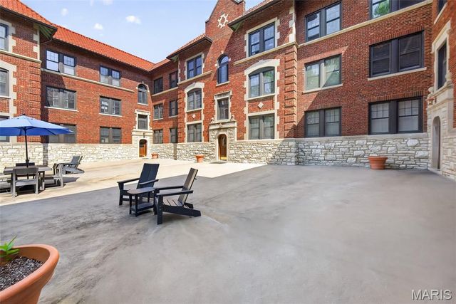 7525 Buckingham Drive 2N, St Louis, MO 63105