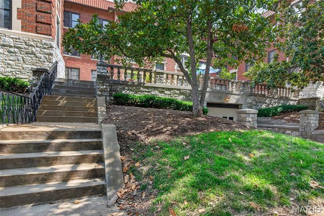 7525 Buckingham Drive 2N, St Louis, MO 63105