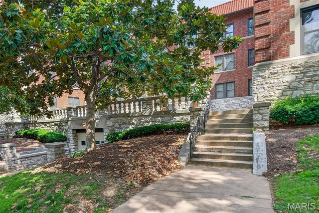 7525 Buckingham Drive 2N, St Louis, MO 63105