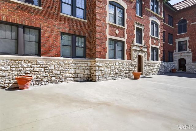 7525 Buckingham Drive 2N, St Louis, MO 63105