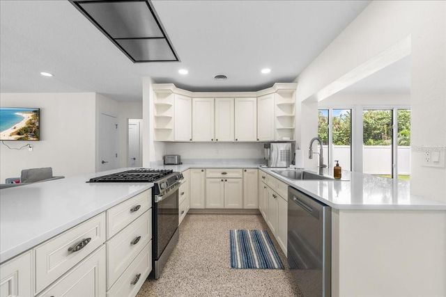 1019 MANDALAY AVENUE, Clearwater Beach, FL 33767