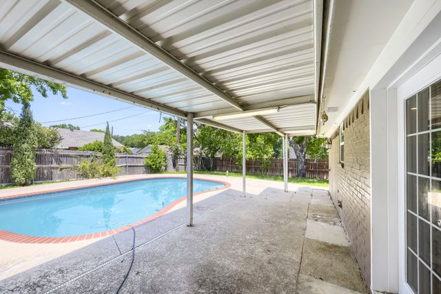 917 Stratford Drive, Bedford, TX 76021
