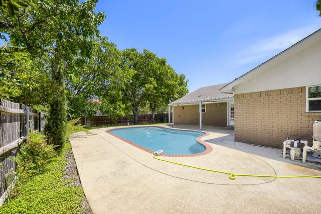 917 Stratford Drive, Bedford, TX 76021