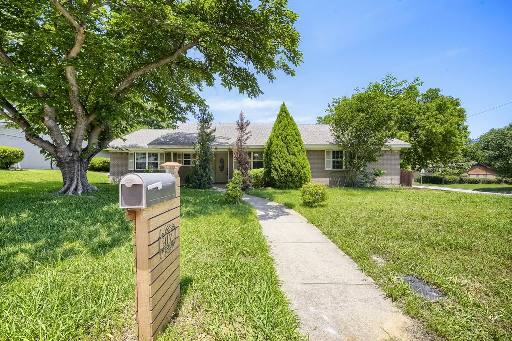 917 Stratford Drive, Bedford, TX 76021