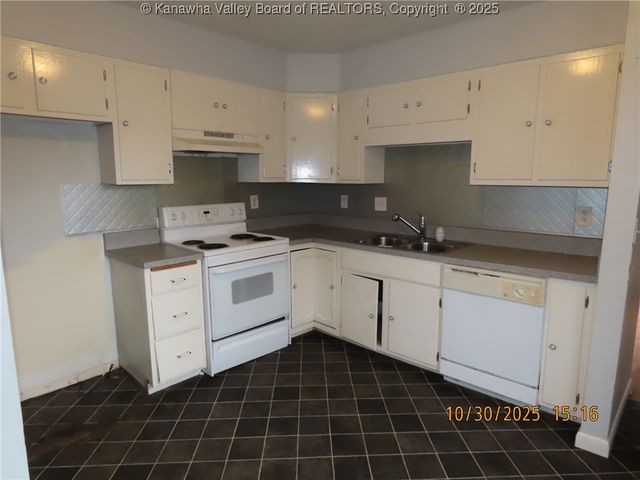 102 Michael Drive, Elkview, WV 25071