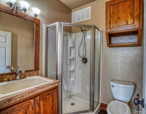 914 Pebble Beach Dr NW, Lakehills, TX 78063