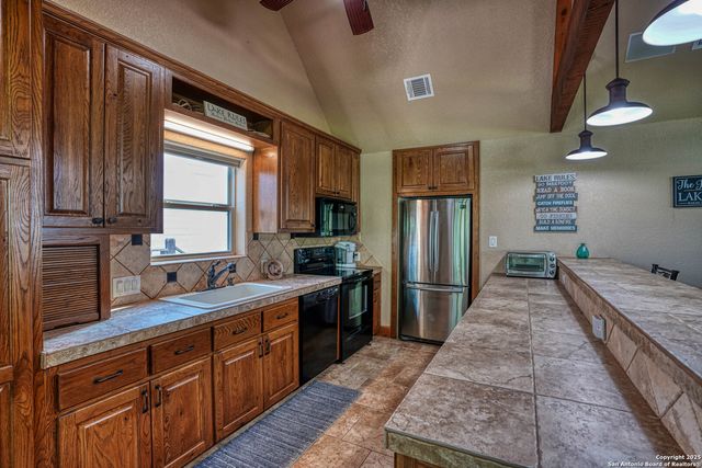 914 Pebble Beach Dr NW, Lakehills, TX 78063