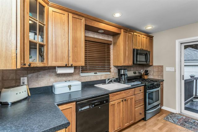30 Coolidge Street, Malverne, NY 11565