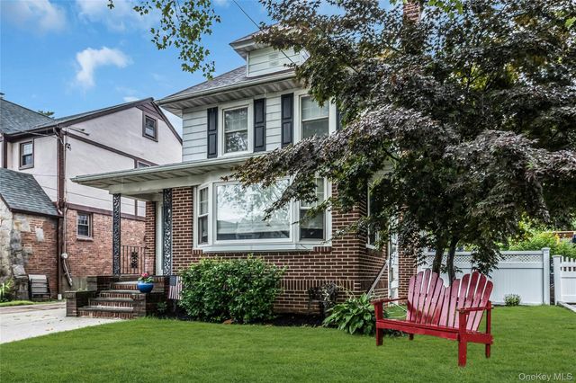 30 Coolidge Street, Malverne, NY 11565