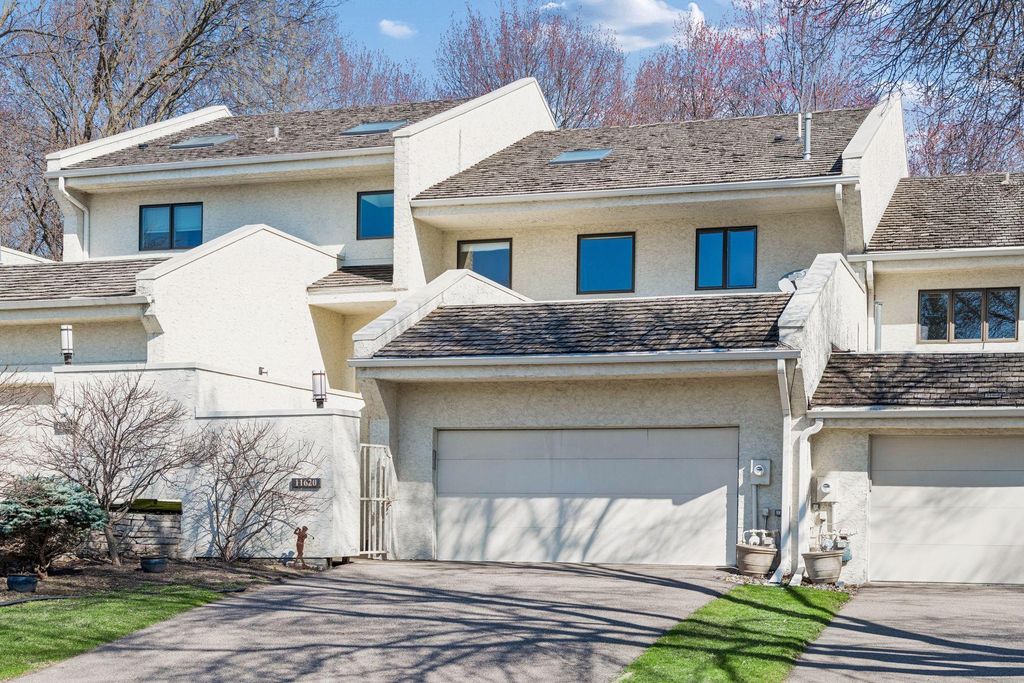 11620 Vista Drive, Hopkins, MN 55343
