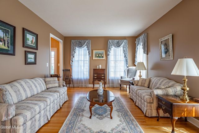 7 Shelbourne Drive, Colonie, NY 12211