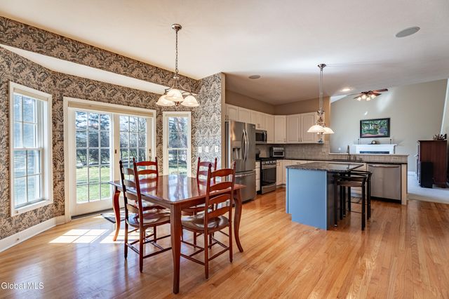 7 Shelbourne Drive, Colonie, NY 12211