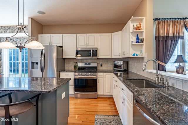 7 Shelbourne Drive, Colonie, NY 12211