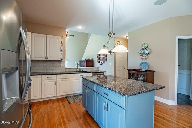 7 Shelbourne Drive, Colonie, NY 12211