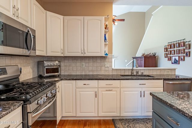 7 Shelbourne Drive, Colonie, NY 12211