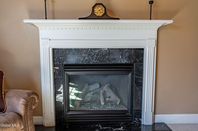 7 Shelbourne Drive, Colonie, NY 12211