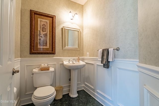 7 Shelbourne Drive, Colonie, NY 12211