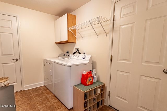 7 Shelbourne Drive, Colonie, NY 12211