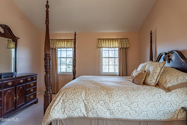 7 Shelbourne Drive, Colonie, NY 12211