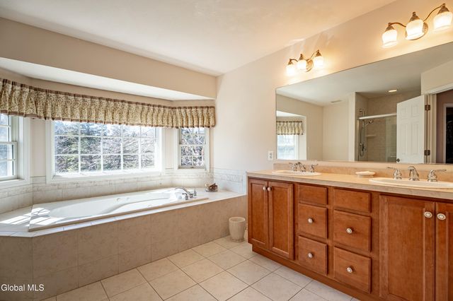 7 Shelbourne Drive, Colonie, NY 12211