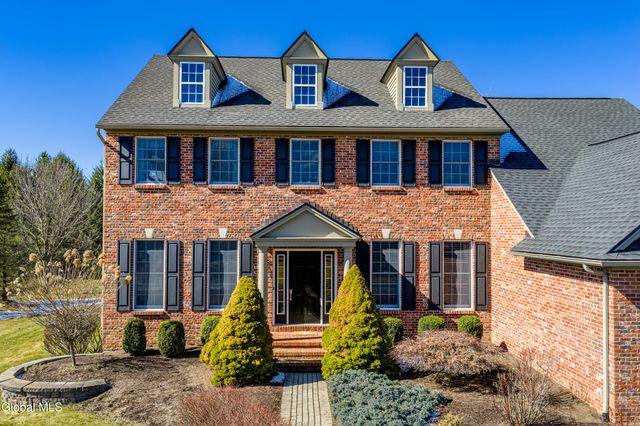 7 Shelbourne Drive, Colonie, NY 12211