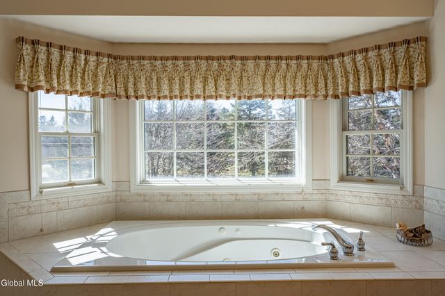 7 Shelbourne Drive, Colonie, NY 12211