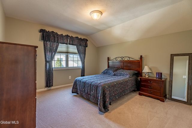 7 Shelbourne Drive, Colonie, NY 12211