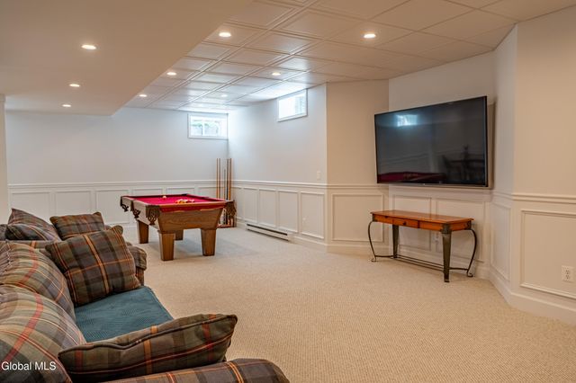 7 Shelbourne Drive, Colonie, NY 12211