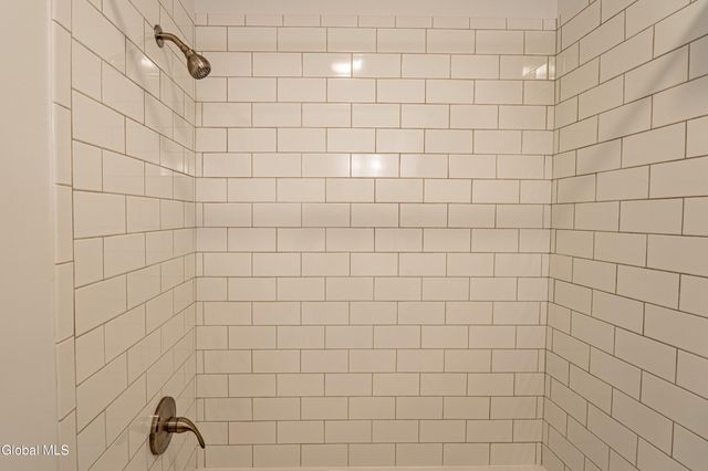 7 Shelbourne Drive, Colonie, NY 12211