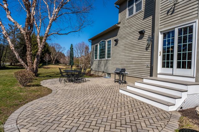 7 Shelbourne Drive, Colonie, NY 12211