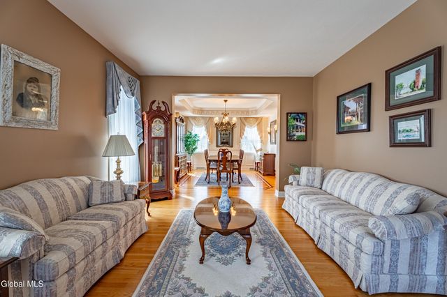 7 Shelbourne Drive, Colonie, NY 12211