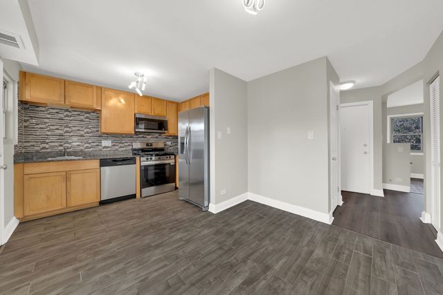 7511 N Damen Avenue D2, Chicago, IL 60645